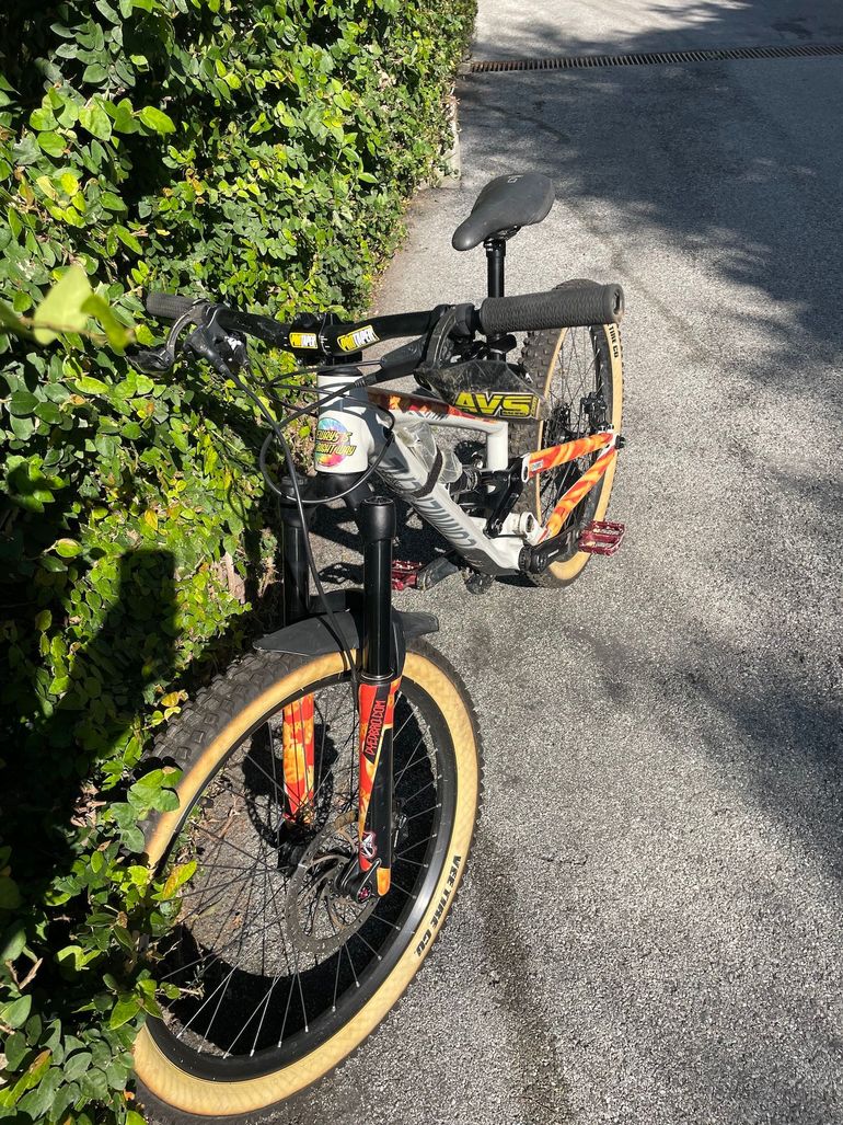 Used Commencal CLASH 24 2022 Mountainbike, White — image 3 of 9