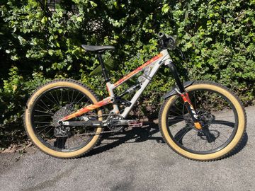 Used Commencal CLASH 24 2022 Mountainbike, White — image 1 of 9