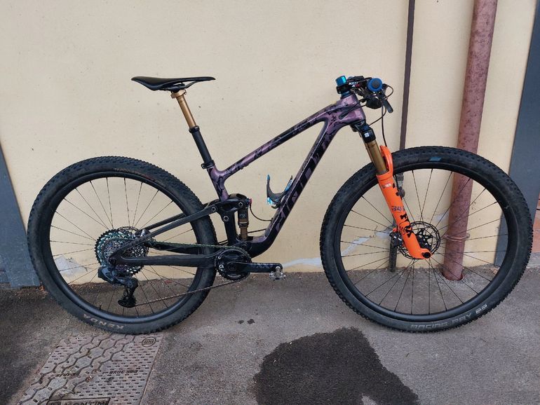 Used Giant Anthem Advanced 29 Pro Custom 2023 Mountainbike, Black — image 1 of 9