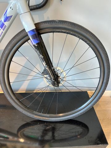 Used Trek Checkpoint ALR 5 2025 2025 Road & Gravel, White — image 7 of 11
