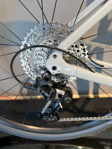 Used Trek Checkpoint ALR 5 2025 2025 Road & Gravel, White — image 4 of 11
