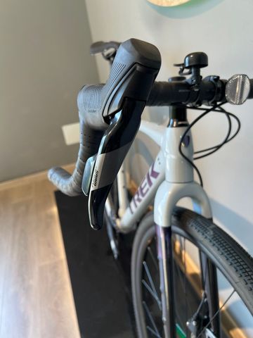 Used Trek Checkpoint ALR 5 2025 2025 Road & Gravel, White — image 5 of 11