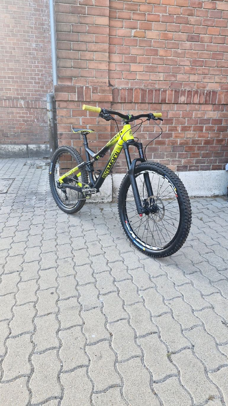 Used Commencal Meta AM V4 2016 2016 Mountainbike, Black — image 1 of 3