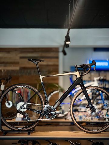 Used Cannondale Topstone Shimano GRX Di2 2024 Road & Gravel, Black — image 1 of 6