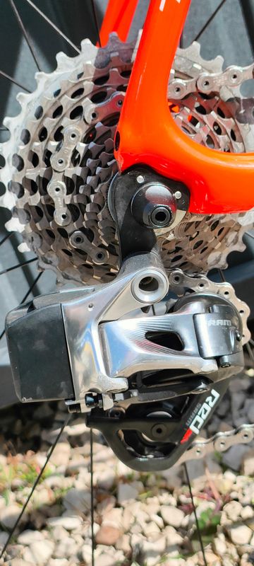 Używany Specialized Tarmac SRAM Red eTap 2016 Road & Gravel — zdjęcie 7 z 13