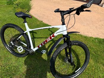 Used Trek X-Caliber 8 2022 2022 Mountainbike, White, 27.5, 29 — image 1 of 8