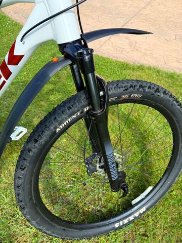 Used Trek X-Caliber 8 2022 2022 Mountainbike, White, 27.5, 29 — image 3 of 8