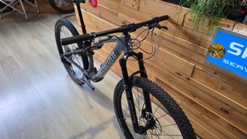 Used Specialized Epic 8 Comp 2025 2025 Mountainbike, Light Gray, 29 — image 3 of 3