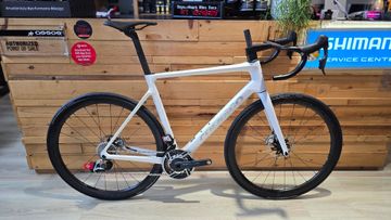 Brugt Colnago V4Rs Disc Red AXS w/Fulcrum Racing Wind 400 Wheels 2024 2024 Road & Gravel