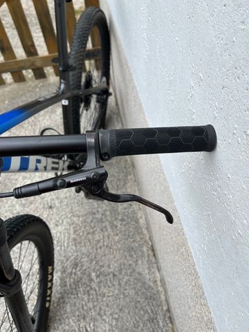 Used Trek Marlin 8 2022 2022 Mountainbike, Blue, 26, 27.5, 29 — image 5 of 9