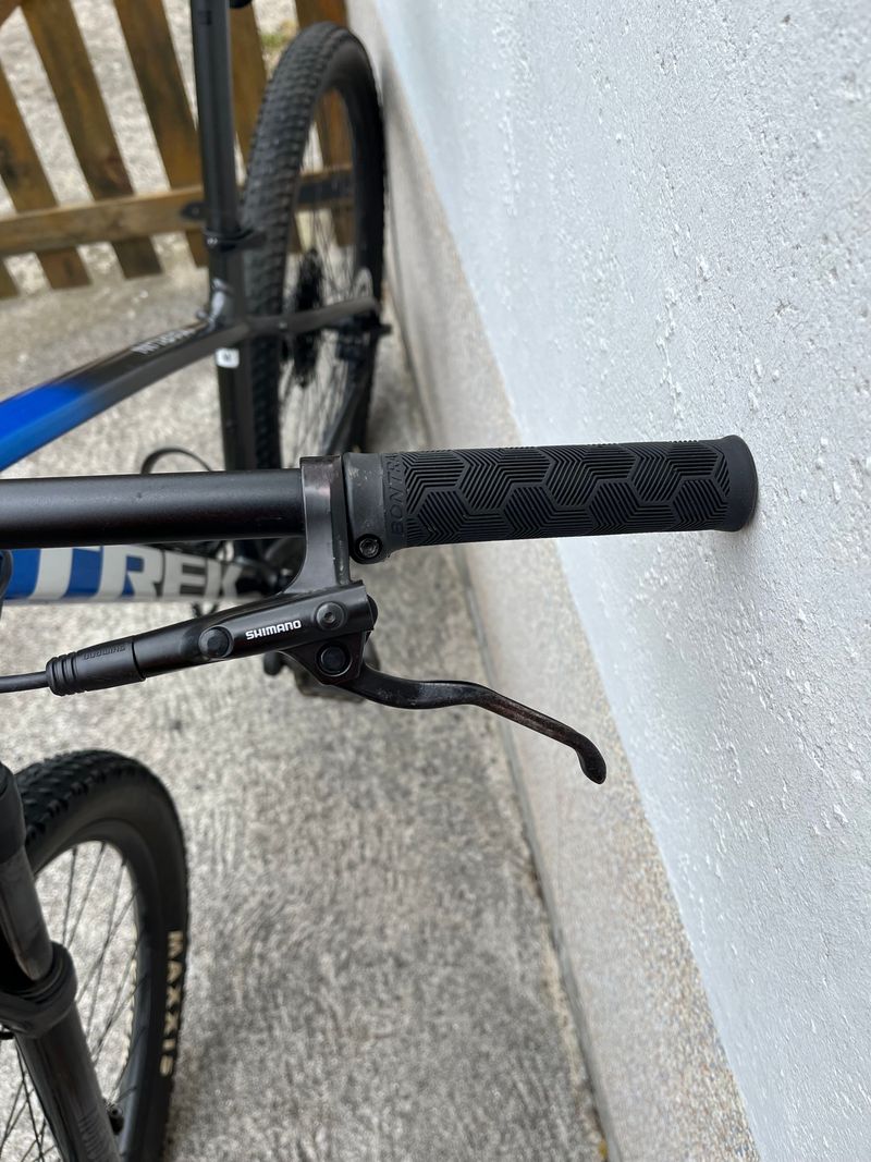 Used Trek Marlin 8 2022 2022 Mountainbike, Blue, 26, 27.5, 29 — image 5 of 9