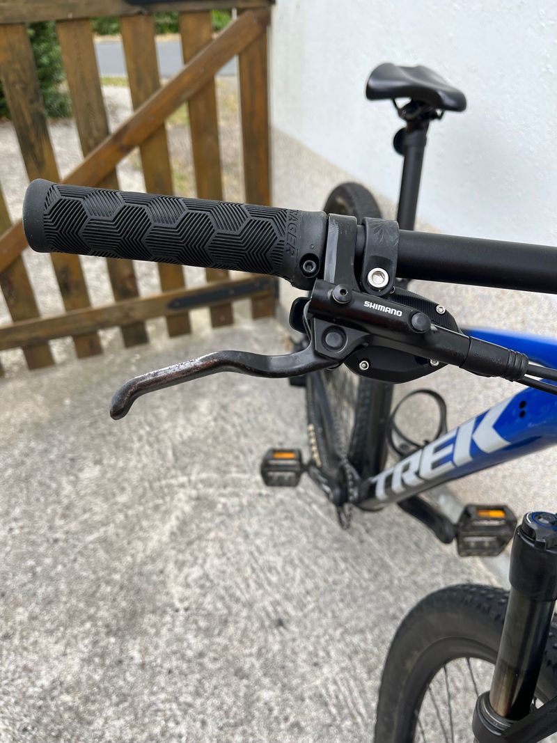Used Trek Marlin 8 2022 2022 Mountainbike, Blue, 26, 27.5, 29 — image 4 of 9