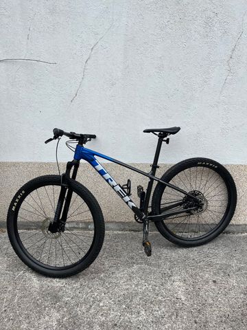 Used Trek Marlin 8 2022 2022 Mountainbike, Blue, 26, 27.5, 29 — image 2 of 9