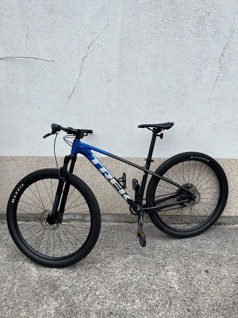 Used Trek Marlin 8 2022 2022 Mountainbike, Blue, 26, 27.5, 29 — image 2 of 9