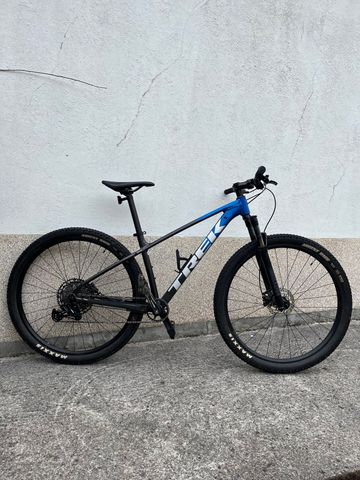 Used Trek Marlin 8 2022 2022 Mountainbike, Blue, 26, 27.5, 29 — image 1 of 9