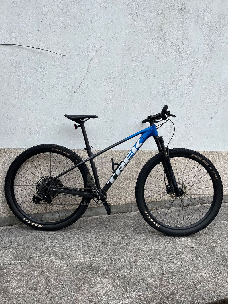 Used Trek Marlin 8 2022 2022 Mountainbike, Blue, 26, 27.5, 29 — image 1 of 9