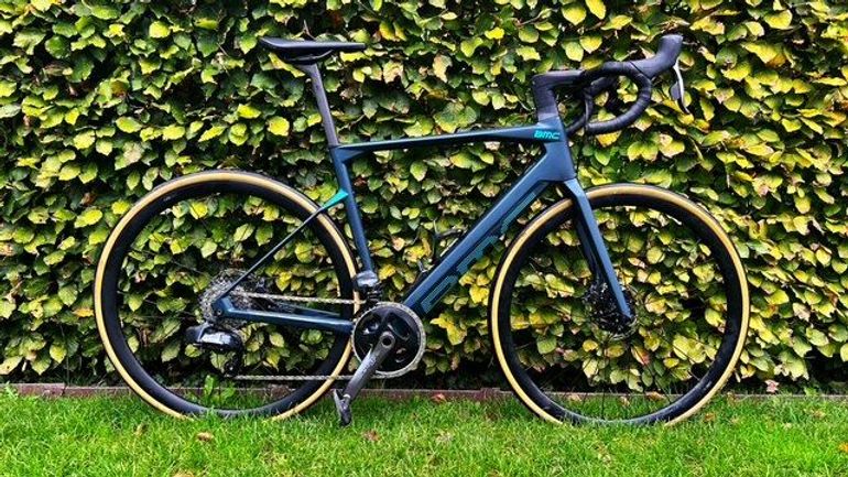 Used BMC Roadmachine AMP ONE 2022 2022 Road & Gravel — image 1 of 3