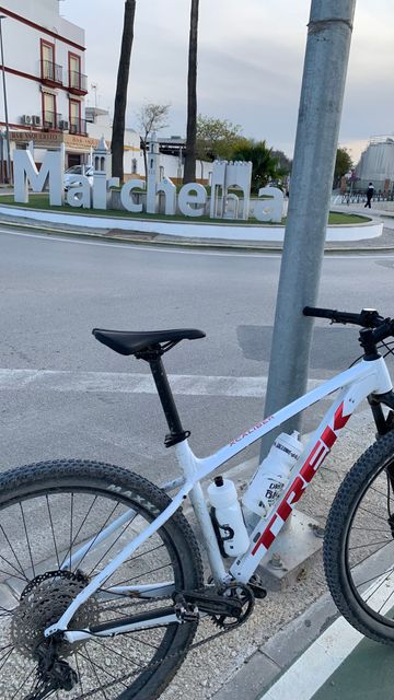 Used Trek X-Caliber 8 2022 2022 Mountainbike, White, 27.5, 29 — image 2 of 6