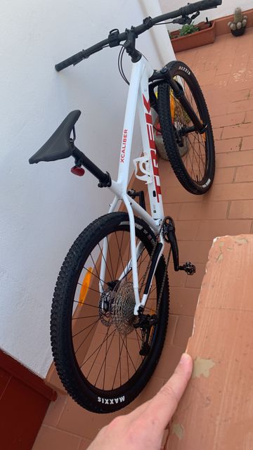 Used Trek X-Caliber 8 2022 2022 Mountainbike, White, 27.5, 29 — image 3 of 6