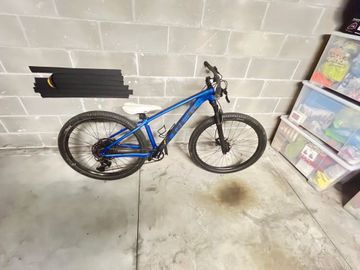 Used Trek X-Caliber 8 2020 2020 Mountainbike, Blue, 27.5 — image 1 of 5