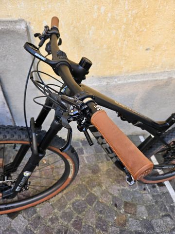 Used Trek Supercaliber Shimano Deore XT 2023 Mountainbike, Black, 29 — image 6 of 8
