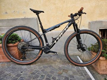 Used Trek Supercaliber Shimano Deore XT 2023 Mountainbike, Black, 29 — image 1 of 8