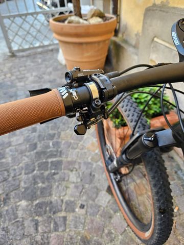 Used Trek Supercaliber Shimano Deore XT 2023 Mountainbike, Black, 29 — image 4 of 8