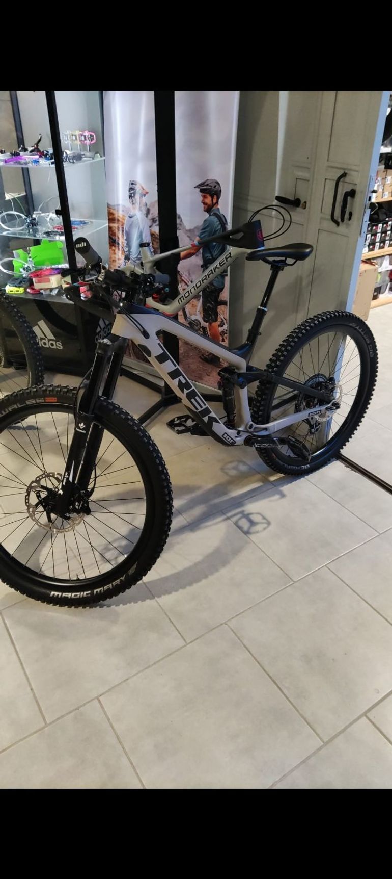 Used Trek Slash 9.7 2018 2018 Mountainbike, White, 29 — image 4 of 7