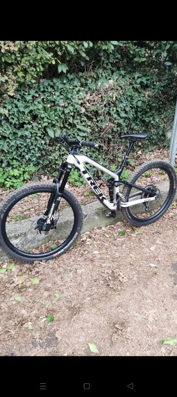 Used Trek Slash 9.7 2018 2018 Mountainbike, White, 29 — image 2 of 7