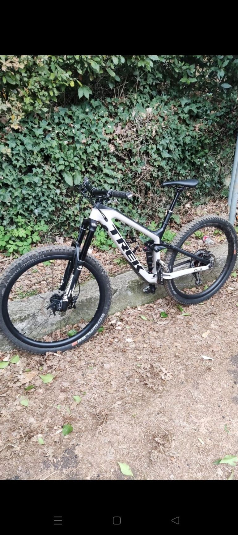 Used Trek Slash 9.7 2018 2018 Mountainbike, White, 29 — image 2 of 7