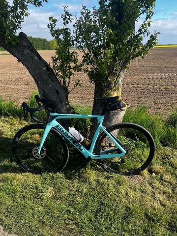 Used Bianchi Oltre Shimano 105 2024 Road & Gravel, Green — image 2 of 8