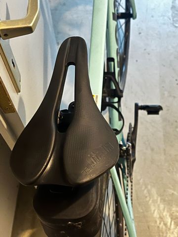 Used Bianchi Oltre Shimano 105 2024 Road & Gravel, Green — image 5 of 8