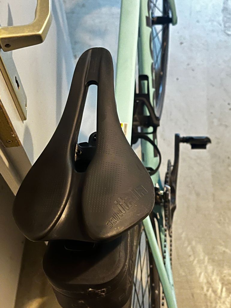 Used Bianchi Oltre Shimano 105 2024 Road & Gravel, Green — image 5 of 8