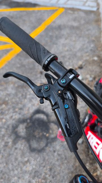 Used Trek Slash 9.9 Custom 2017 Mountainbike, Red — image 7 of 16