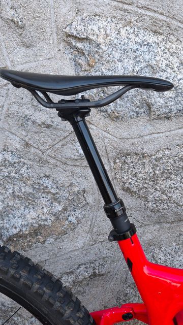 Used Trek Slash 9.9 Custom 2017 Mountainbike, Red — image 4 of 16