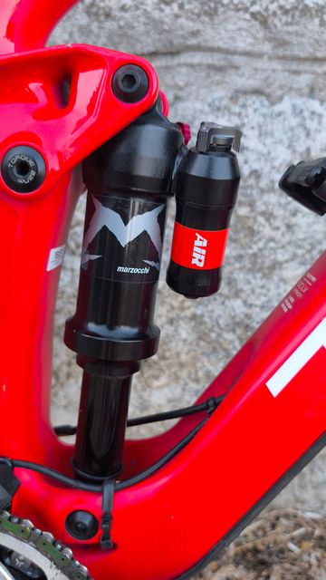 Used Trek Slash 9.9 Custom 2017 Mountainbike, Red — image 2 of 16