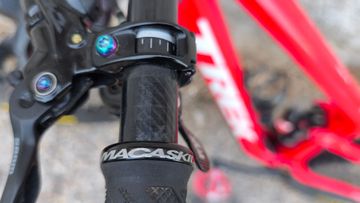 Used Trek Slash 9.9 Custom 2017 Mountainbike, Red — image 16 of 16