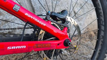 Used Trek Slash 9.9 Custom 2017 Mountainbike, Red — image 11 of 16