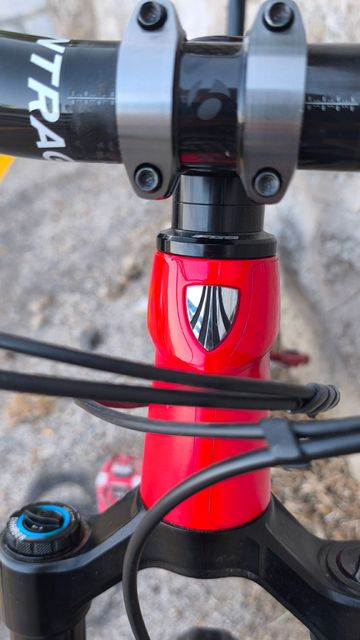 Used Trek Slash 9.9 Custom 2017 Mountainbike, Red — image 6 of 16