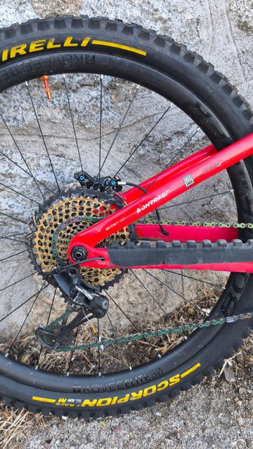 Used Trek Slash 9.9 Custom 2017 Mountainbike, Red — image 3 of 16