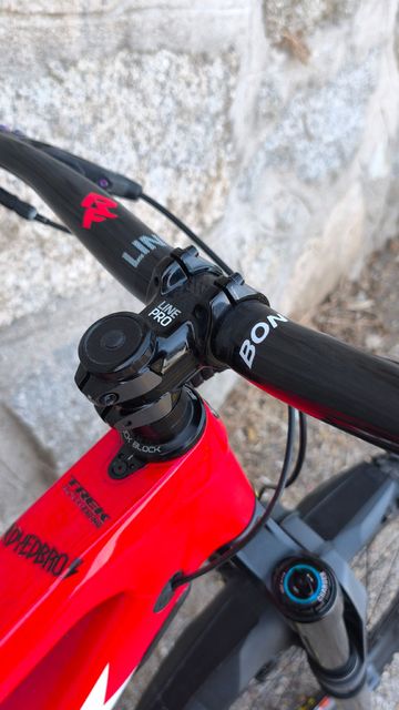 Used Trek Slash 9.9 Custom 2017 Mountainbike, Red — image 5 of 16