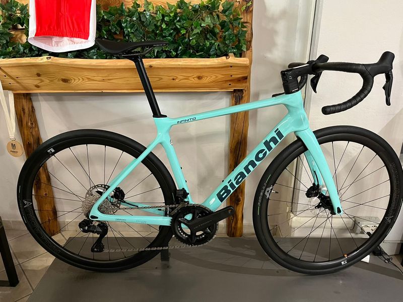 Käytetty BIANCHI INFINITO DISC 53 ULTEGRA DI2 2025 2025 Road & Gravel