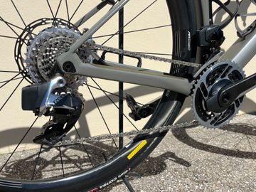 Used BMC Roadmachine 01 ONE 2021 2021 Road & Gravel, Light Gray — image 5 of 8