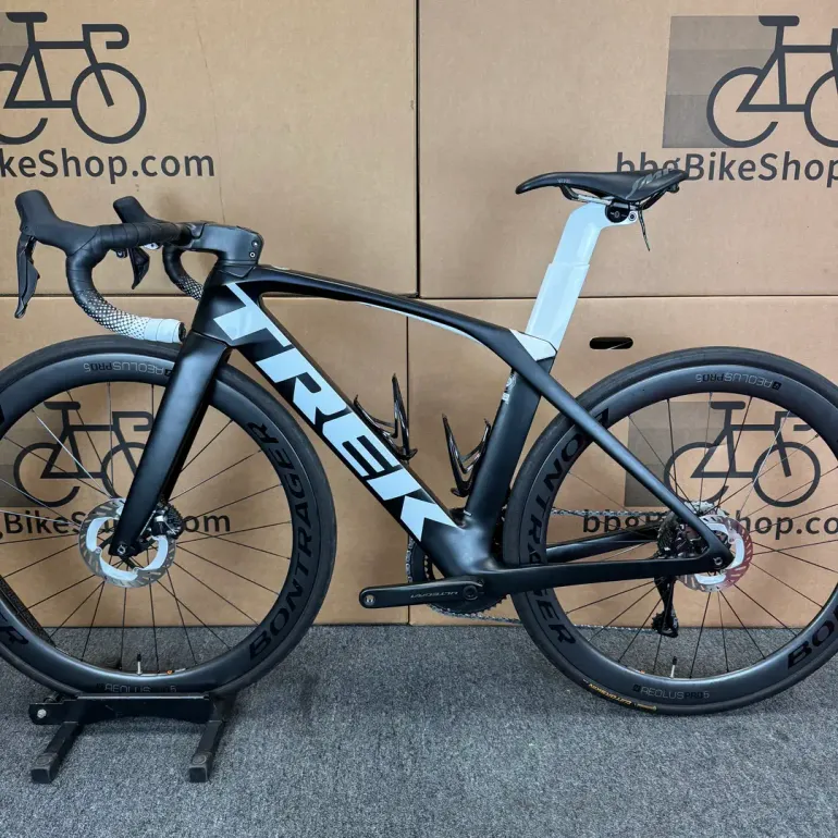 Used Trek Trek Madone SLR 6 Disc Di2 Ultegra 12- Speed 2020 2020 Road & Gravel, Black — image 2 of 5