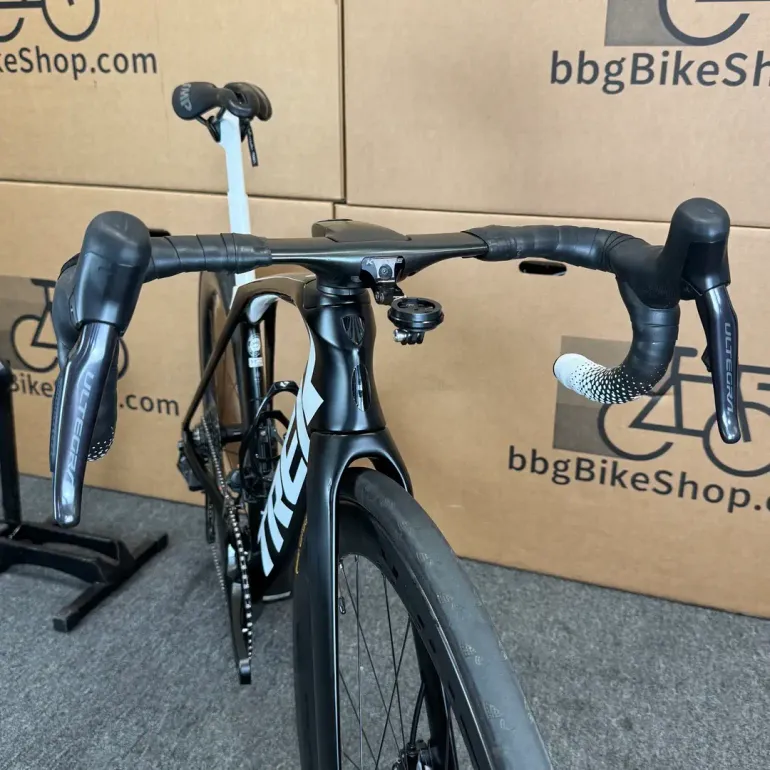 Used Trek Trek Madone SLR 6 Disc Di2 Ultegra 12- Speed 2020 2020 Road & Gravel, Black — image 4 of 5