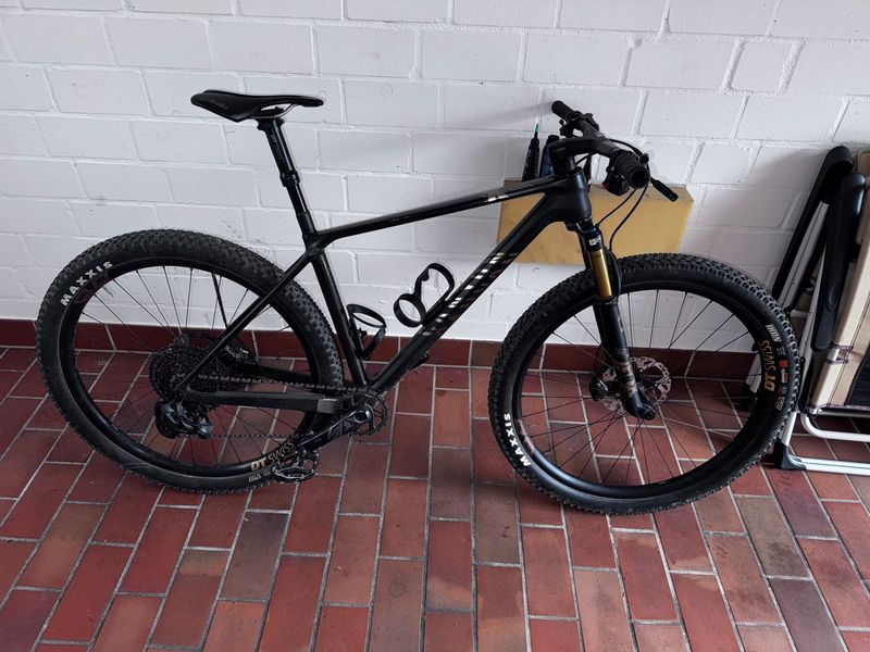 Canyon Exceed CF SLX 9 2022 2022 Mountainbike de segunda mano, Negro — imagen 1 de 8