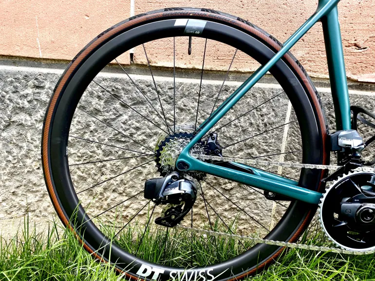 Used Canyon Endurace CF SL 8 Disc eTap 2022 Road & Gravel, Green — image 3 of 10