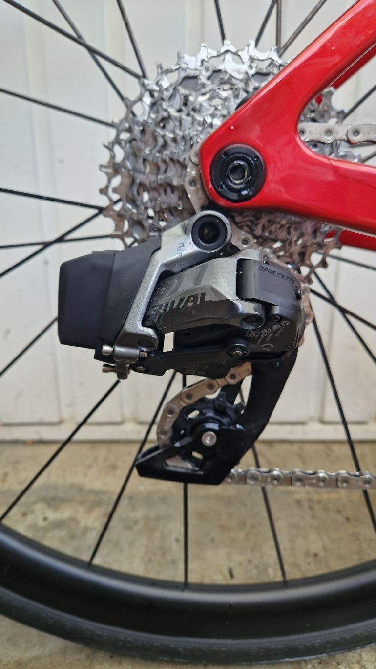 Used Van rysel EDR CF SRAM Rival AXS 2024 Road & Gravel, Red — image 3 of 3