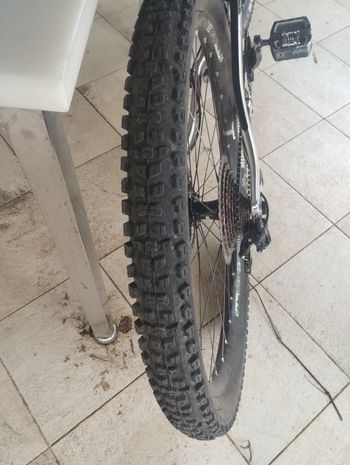 Used Trek Remedy Shimano Deore XT 2017 Mountainbike, Light Gray — image 5 of 6