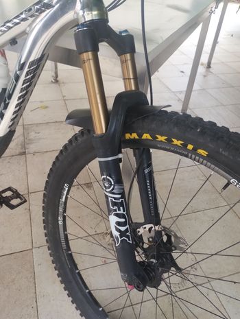 Used Trek Remedy Shimano Deore XT 2017 Mountainbike, Light Gray — image 4 of 6